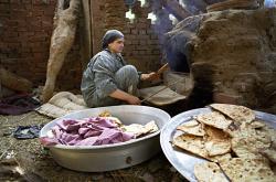  Preparation du pain. 
Les femmes du village du Saqqara aimeraient avoir le droit de rester dehors après le coucher de soleil