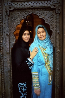  Amira Mashaat et sa fille Lana Angawi dans la porte de la maison d'Angawi
