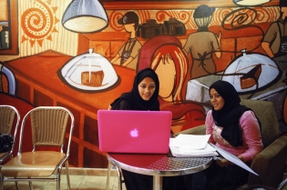  Etudiantes à la Caféteria Coffee Bean
Dar Al Hekma Université privée


