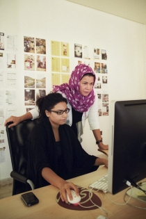  Enas Hashani, directrice du groupe de press Rumma, éditrice en chef du magazine Destination Jeddah avec son assistante Maria


