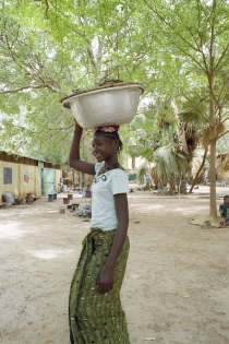  Fatoumata, la marchande de poisson, de l'etnie Bozo. Les Bozos sont une ethnie d'Afrique de l'Ouest, vivant principalement au Mali, le long du fleuve Niger et de son affluent le Bani


