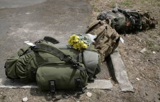  Les soldats du 2e RIMA  de retour d'Afghanistan. Retrouvailles avec leur famille, après six mois de mission et une escale pour décompresser à Chypre. Les épouses attendaient ce jour avec impatience.
Camp d'Auvours, Champagné
11 juin 2011

