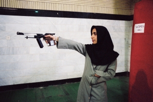  4eme jeux feminins islamiques Entrainement de tir, l'athlete iranienne Shokoofeh Septembre 2005.
© Isabelle Eshraghi  