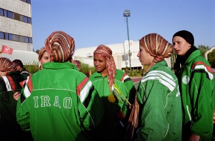 4ème jeux islamiques feminins à Téhéran du 22 au 28/09/2005 Academie des Sports. Cérémonie d'accueil aux Jeux. lever de Drapeau. Les Irakiennes 
© Isabelle Eshraghi