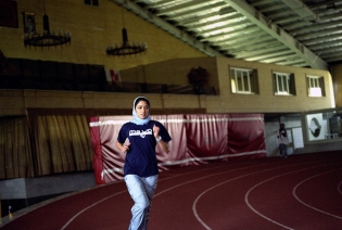  4éme jeux islamiques feminins, Entrainement de l'Athlète américaine Sara Kureishi, 26 ans d'origine pakistanaise, athlétisme 800m et 1500 m (l'unique américaine présente à ces jeux, trés solicité par les médias iraniens) Teheran, Iran, septembre 2005
© Isabelle Eshraghi