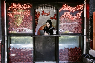  Iran, Isfahan, 06 November 2013
Pomegrate juice shop.

Iran, Ispahan, 06 novembre 2013
Vendeuse de jus de grenade.

Isabelle Eshraghi / Agence VU