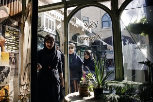  Iran, Isfahan, November 2013
Cafe Ruzegar in the bazar, the place where young student and artist come often.

Iran, Ispahan, Novembre 2013
Cafe Ruzegar dans le bazar ou se retrouvent les jeunes etudiants et les artistes.

Isabelle ESHRAGHI / Agence VU