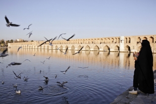  Iran, Isfahan, December 2014
Si o se pol bridge with the river Zayanderoud, alive after being dry for so many months. even the bird came back.

Iran, Ispahan, Decembre 2014
Pont si o se pol 
Pont aux trente trois arches et rivi
