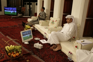  Qatar Doha, Studio sur la corniche de la chaine de TV dedie au sport Al Kass qui consacre des Majles (debat traditionnel Arabian style) pour commenter les matchs en live. Ce soir pour la rencontre entre Al Rayyan et Al Jaish